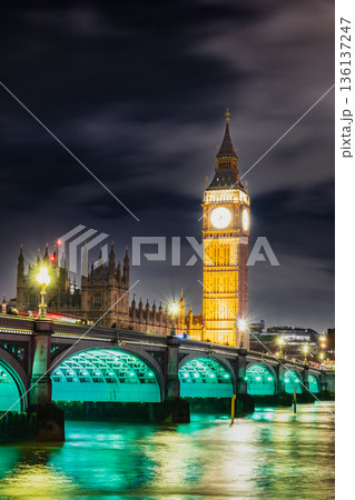ロンドン 夜のテムズ川とウェストミンスター宮殿 ロンドン 夜のテムズ川とウェストミンスター宮殿 136137247