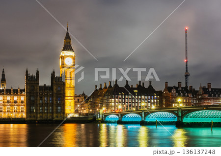 ロンドン 夜のテムズ川とウェストミンスター宮殿 ロンドン 夜のテムズ川とウェストミンスター宮殿 136137248