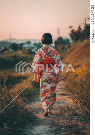 夕暮れの小道を歩く花柄浴衣の女性　夏の和風 136137582