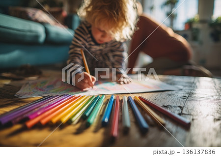 親が見守る中で絵を描く子供と色鉛筆 136137836