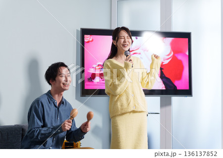 カラオケデートをするカップル カラオケデートをするカップル 136137852