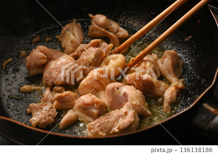 鶏もも肉を焼いている様子 136138186