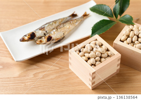 焼いた鰯と煎り大豆 焼いた鰯と煎り大豆 136138564