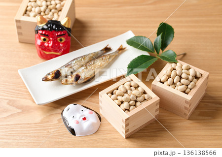 焼いた鰯と煎り大豆 136138566