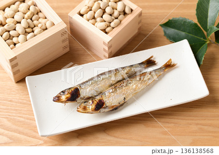 焼いた鰯と煎り大豆 136138568