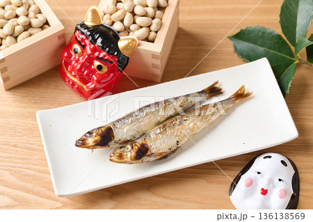 焼いた鰯と煎り大豆 焼いた鰯と煎り大豆 136138569