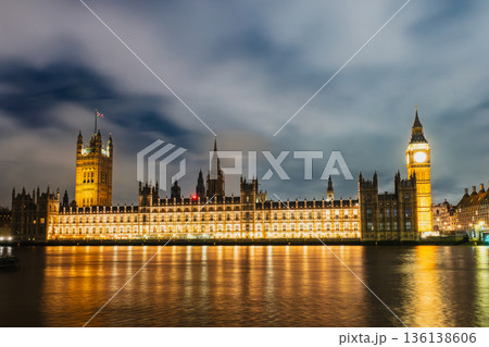 ロンドン ライトアップされたウェストミンスター宮殿 全景 ロンドン ライトアップされたウェストミンスター宮殿 全景 136138606