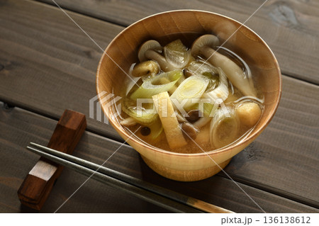 白ねぎと油揚げとしめじのみそ汁 136138612