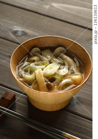 白ねぎと油揚げとしめじのみそ汁 136138613