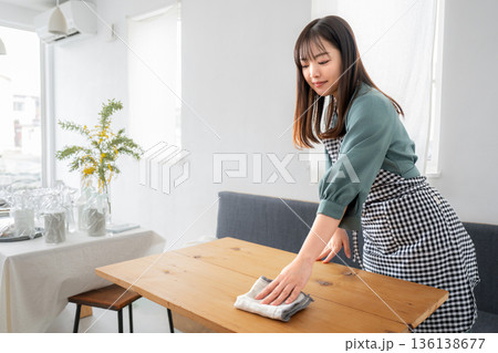 テーブルを拭く女性 テーブルを拭く女性 136138677