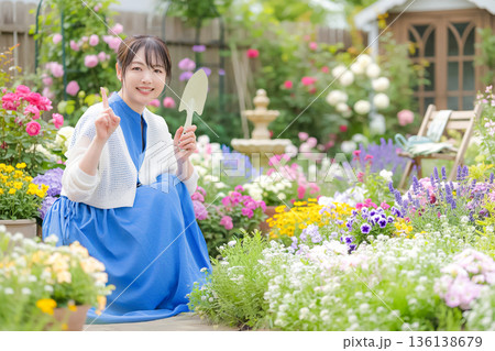 ガーデニングする女性 136138679