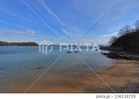 塩飽諸島の本島 笠島地区から眺める瀬戸大橋と岩黒島方面の景色 塩飽諸島の本島 笠島地区から眺める瀬戸大橋と岩黒島方面の景色 136138729