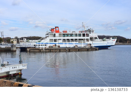 瀬戸内海の塩飽諸島 本島泊港のフェリー（本島汽船） 136138733
