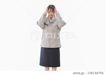 頭を抱える作業員女性 頭を抱える作業員女性 136138758