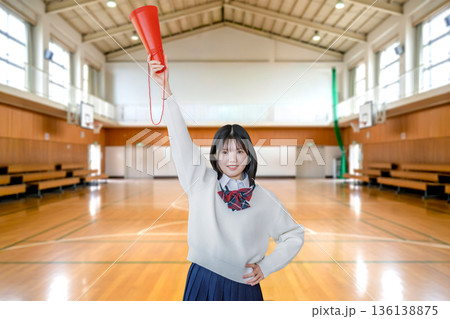 応援する学生と体育館 応援する学生と体育館 136138875