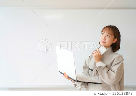考える作業員とホワイトボード 136138878