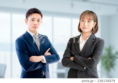 男女のビジネスチーム 男女のビジネスチーム 136138879