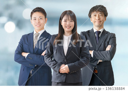 三人のビジネスチーム 三人のビジネスチーム 136138884