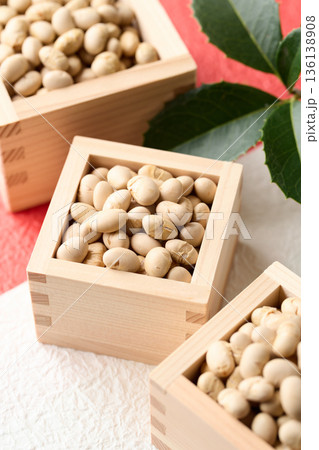 升に盛った煎り大豆 136138908