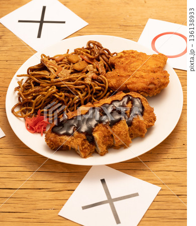 炭水化物と揚げ物が多い高血圧リスクの食事イメージ 丸バツ 炭水化物と揚げ物が多い高血圧リスクの食事イメージ 丸バツ 136138933