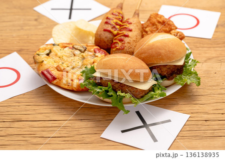 脂っこい揚げ物中心の食事選択イメージ　丸バツ 136138935