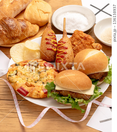 脂っこい揚げ物中心の食事選択イメージ　丸バツ 136138937