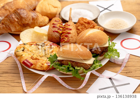 脂っこい揚げ物中心の食事選択イメージ　丸バツ 136138938