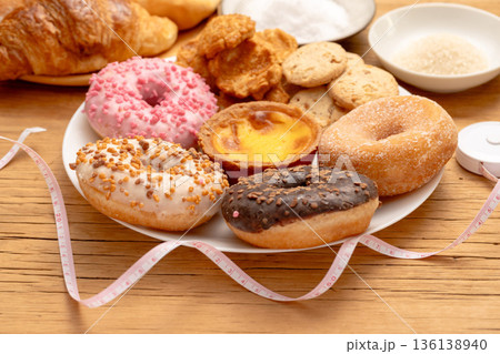 甘い食品とスイーツのダイエットイメージ 136138940