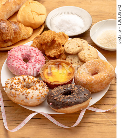 甘い食品とスイーツのダイエットイメージ 136138942