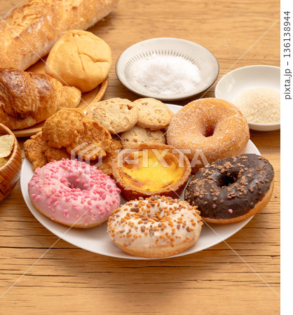 甘い食品とスイーツのダイエットイメージ 136138944