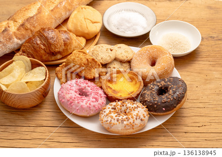 甘い食品とスイーツのダイエットイメージ 甘い食品とスイーツのダイエットイメージ 136138945