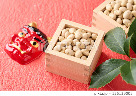 升に盛った煎り大豆 136139003