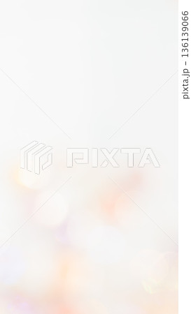 ふんわり光の玉ボケぼかしグラデーション背景　肌色　淡いベージュ色　ビューティーイメージ 136139066