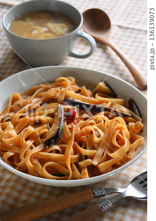トマトソースのパスタ 昼食風景 トマトソースのパスタ 昼食風景 136139073