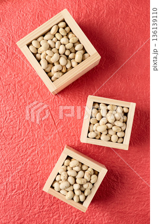 升に盛った煎り大豆 升に盛った煎り大豆 136139110