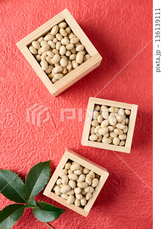 升に盛った煎り大豆 升に盛った煎り大豆 136139111