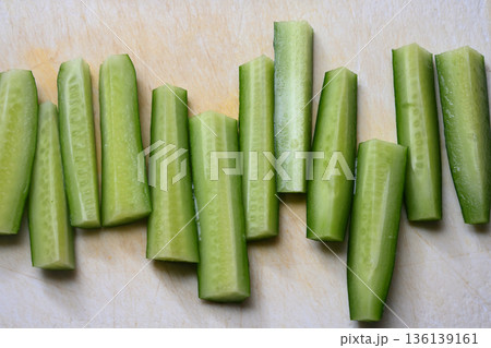 カットしたきゅうり カットしたきゅうり 136139161