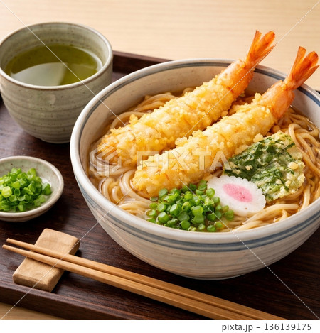 おいしそうな海老天そば 136139175