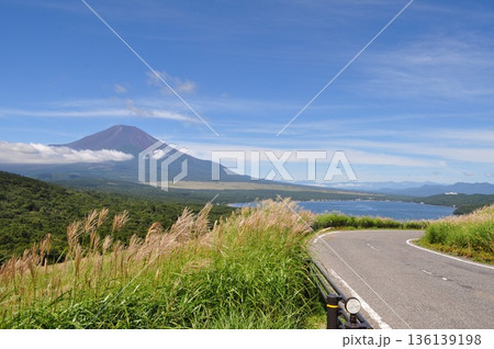 山中湖パノラマ台から望む富士山と湖｜ドライブ風景 136139198