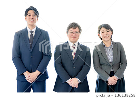 白背景と笑顔のビジネスチーム 白背景と笑顔のビジネスチーム 136139259