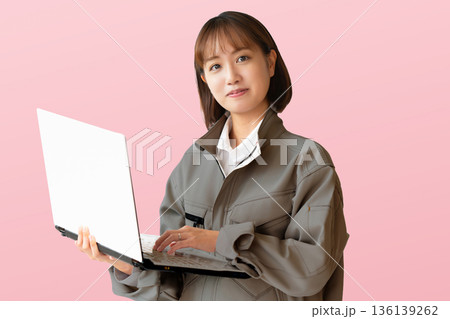 微笑む事務スタッフ 微笑む事務スタッフ 136139262