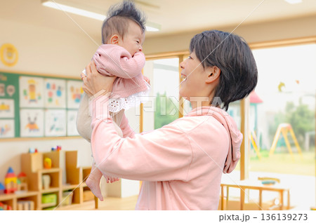 赤ちゃんと女性と育児施設 赤ちゃんと女性と育児施設 136139273
