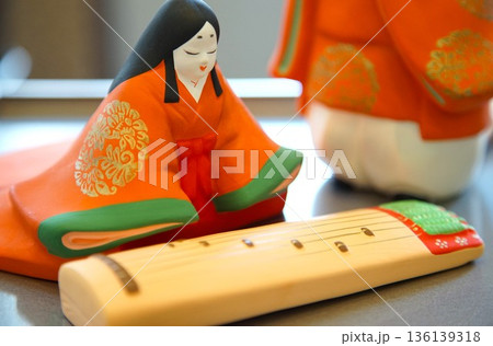 ひな祭りイメージの人形 136139318