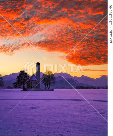 ザンクトコロマン教会とババリアアルプスの夕景 136139346