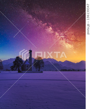 ザンクトコロマン教会とババリアアルプスの夜景 136139347