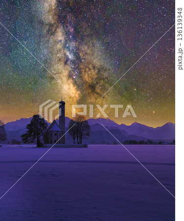 ザンクトコロマン教会とババリアアルプスの夜景 136139348