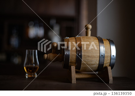 熟成イメージ　ウイスキー　バー　ミニ樽　樽　カスク　テイスティンググラス　熟成 136139350