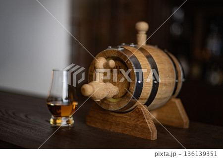 熟成イメージ　ウイスキー　バー　ミニ樽　樽　カスク　テイスティンググラス　熟成 136139351