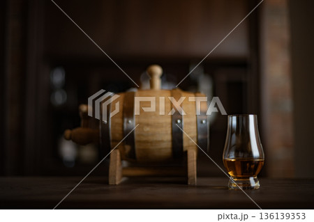熟成イメージ ウイスキー バー ミニ樽 樽 カスク テイスティンググラス 熟成 熟成イメージ ウイスキー バー ミニ樽 樽 カスク テイスティンググラス 熟成 136139353