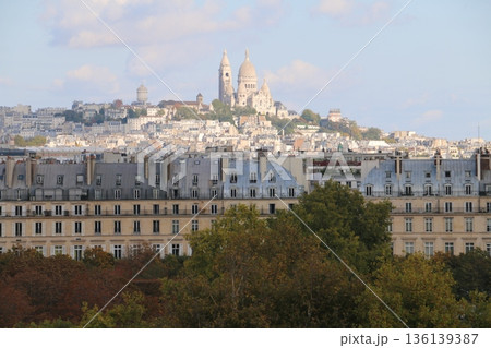 オルセー美術館屋上から望むモンマルトルの丘界隈 136139387